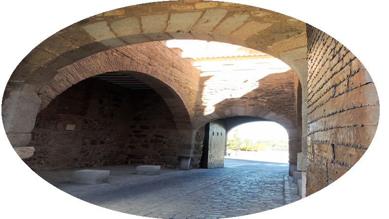  Vista interior de la puerta del Cambron de Toledo. Esta puerta daba paso al barrio judio, es una de los acceso al increible csco hístorico de Toledo. 