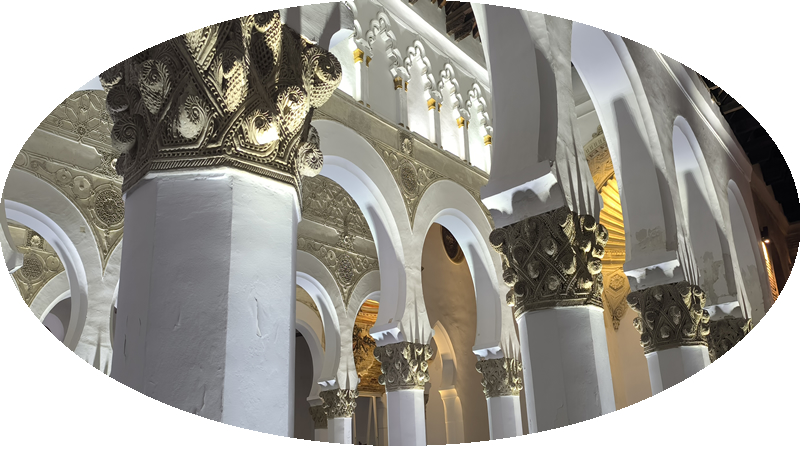 interior de la sinagoga de Santa Maria la Blanca de Toledo, se visualiza la arquería desde un lateral y los detalles de una columna