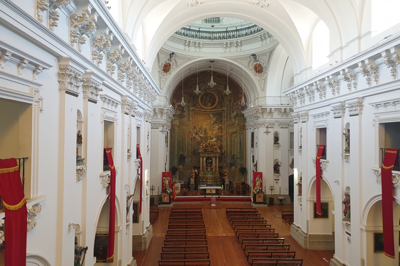 Los Jesuitas, iglesia Barroca_1 Siglo XVIII Nave central, vista desde el suelo a los pies del templo ,  las 3 naves, el altar y  cúpula. Iglesia de San Ildefonso