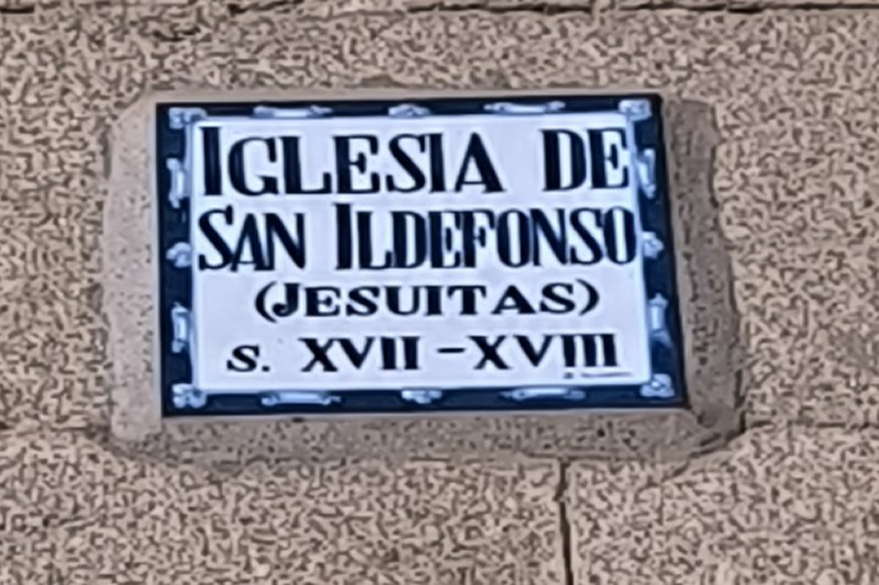 Los Jesuitas, iglesia Barroca_5 Siglo XVIII, azulejo adosado a la iglesia con su nombre y siglo. Iglesia de San Ildefonso